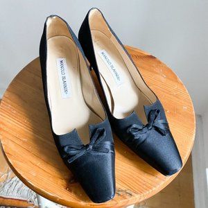 Vintage Manolo Blahnik Black Satin Classic Kitten Heel Heels w Bow Accent 37